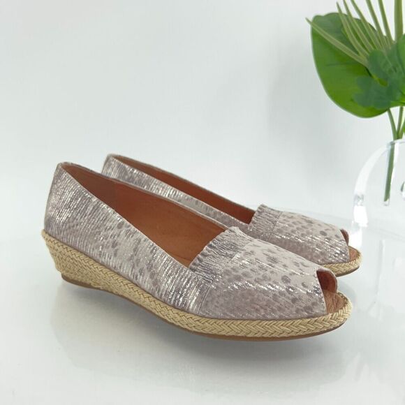 Gentle Souls Womens Luci Sandal Size 7 Ruffle Silver Peep Toe Leather Wedge - Picture 1 of 14